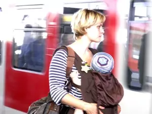 Frau mit Kind auf Reisen